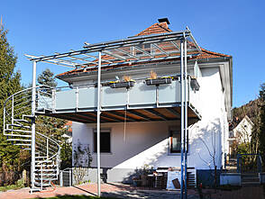 Aussentreppe mit Balkonueberdachung